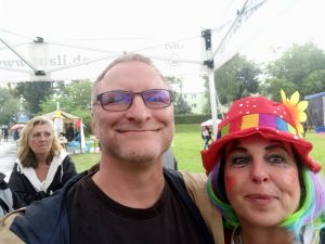 Der Vorsitzende des Bezirkssportbundes Hans-Jürgen Schön mit der Clownin des Famailiensportfestes